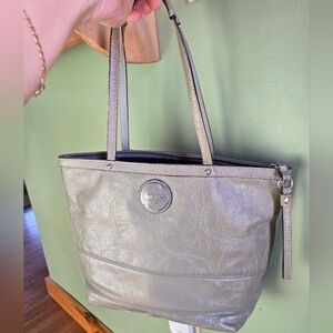 Coach f15142 signature leather shoulder bag gray with navy interior
